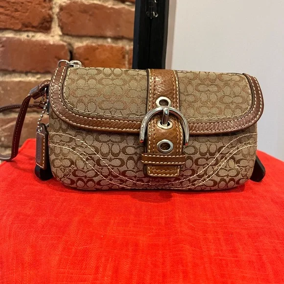 小物 Coach Soho Flap Wallet Brown y2k Rare Coach | Bags | Coach Soho Signature C Buckle Wristlet Wallet Brown